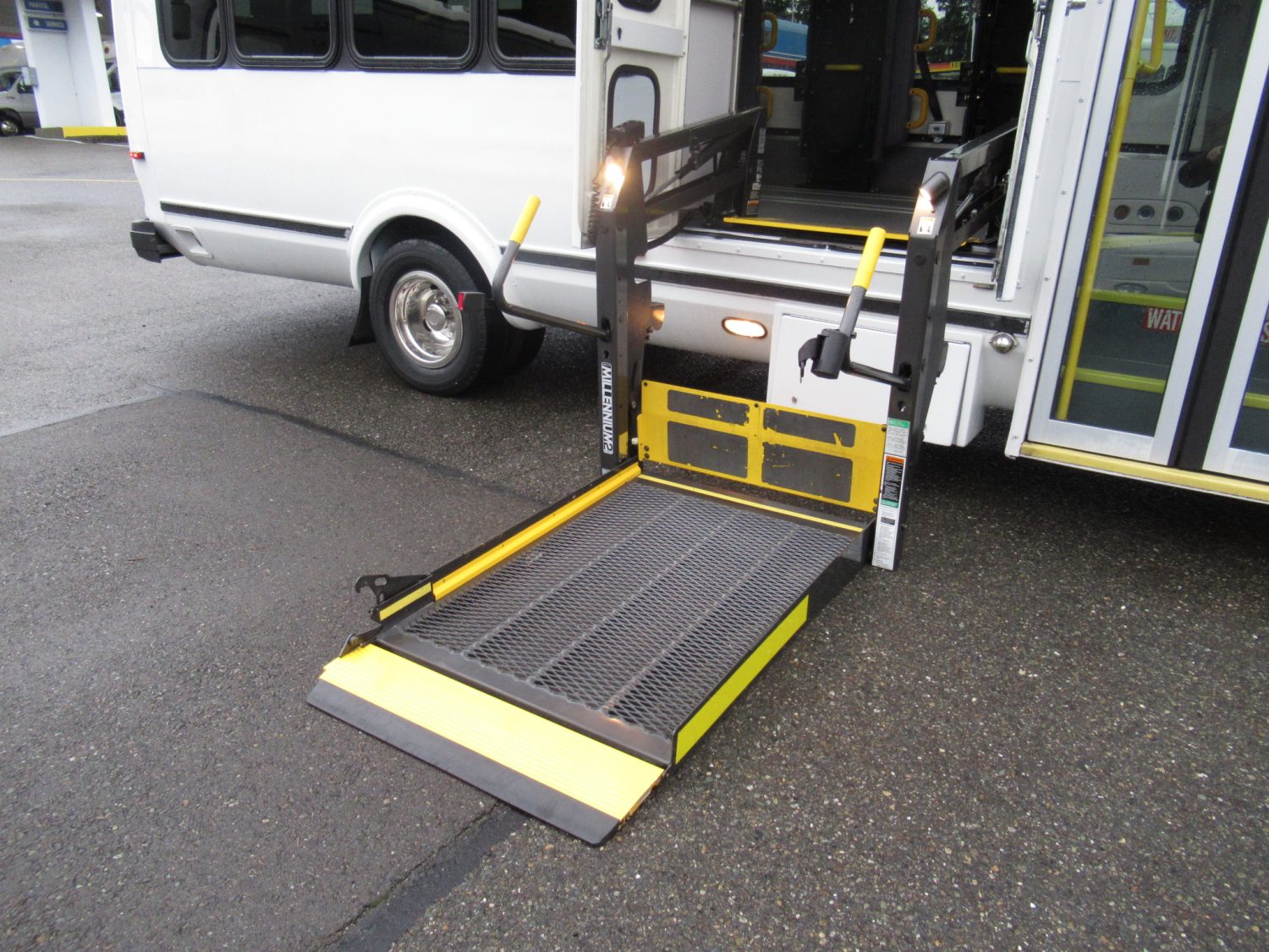 2012 Ford Eldorado Aerotech 13 Passenger + 1 Wheelchair Shuttle Bus - S13100 - Image 10