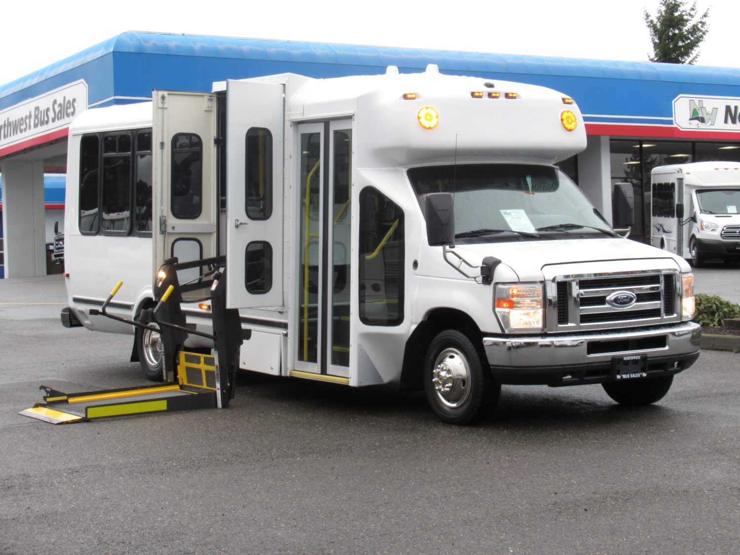 2012 Ford Eldorado Aerotech 13 Passenger + 1 Wheelchair Shuttle Bus - S13100