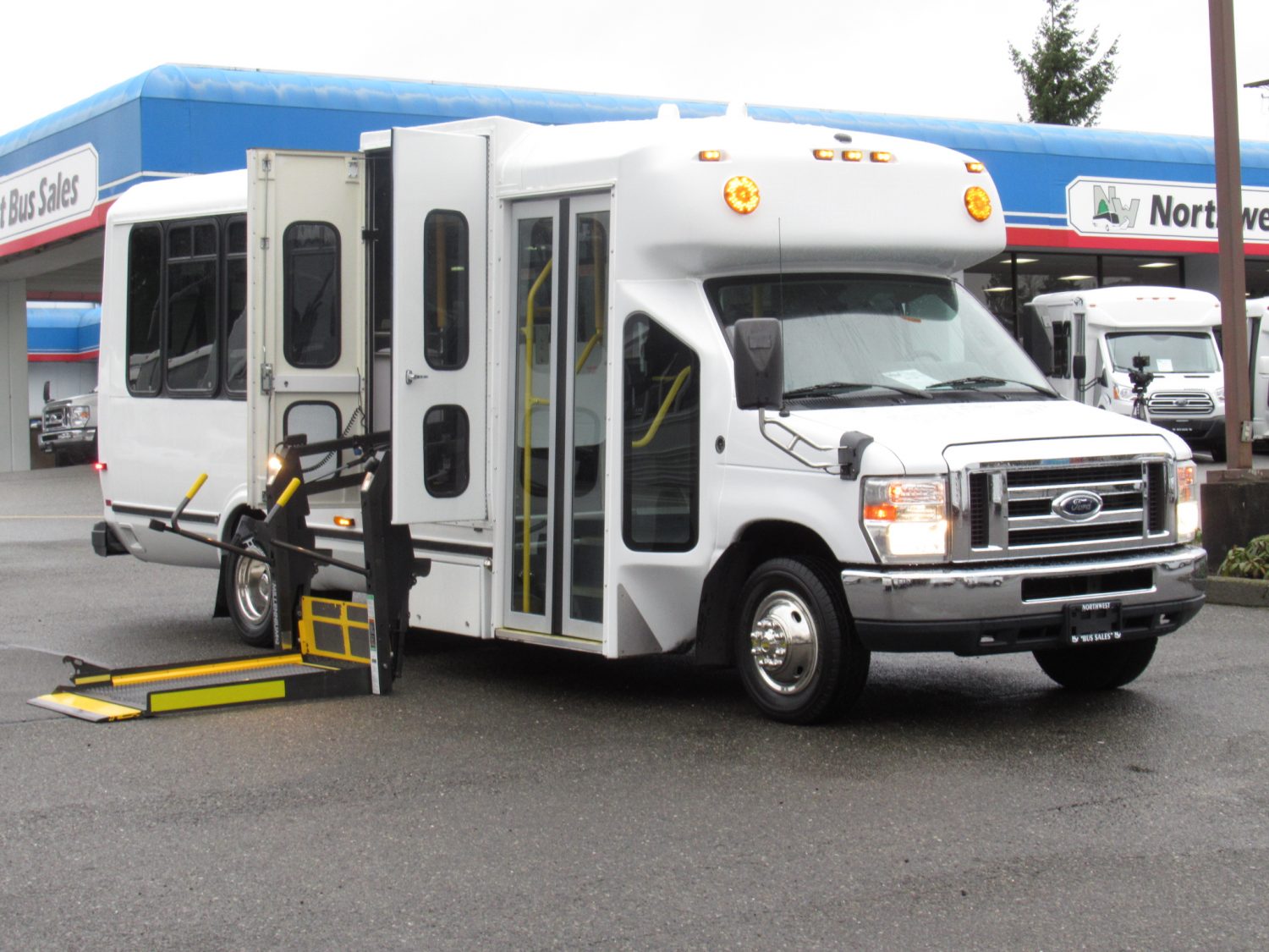 2012 Ford Eldorado Aerotech 13 Passenger ADA Shuttle Bus - S47150