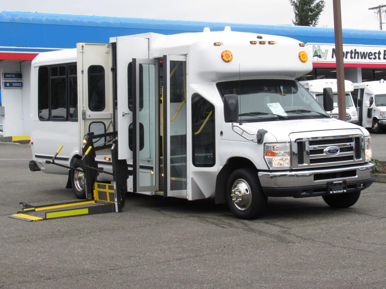 2012 Ford Eldorado Aerotech 13 Passenger ADA Shuttle Bus - S47151