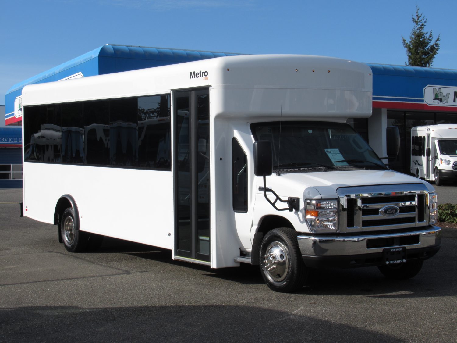 2018 Ford Metro Link 25 Passenger + Rear Luggage - S38175