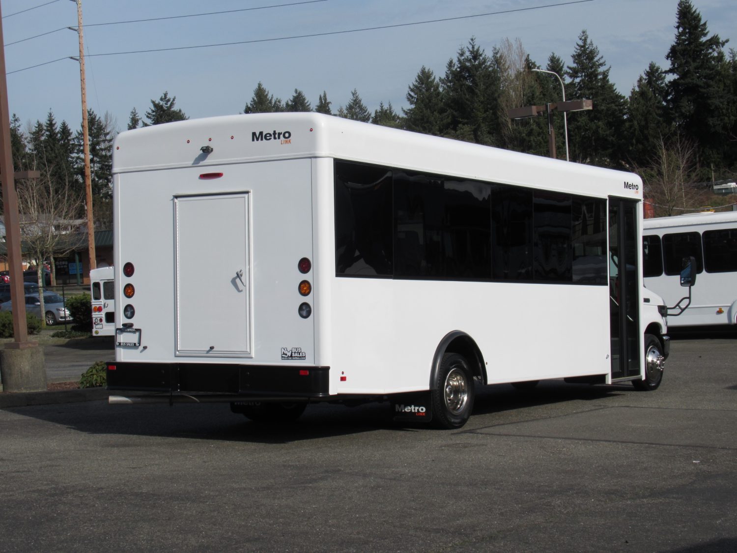 2018 Ford Metro Link 25 Passenger + Rear Luggage - S38175 - Image 2