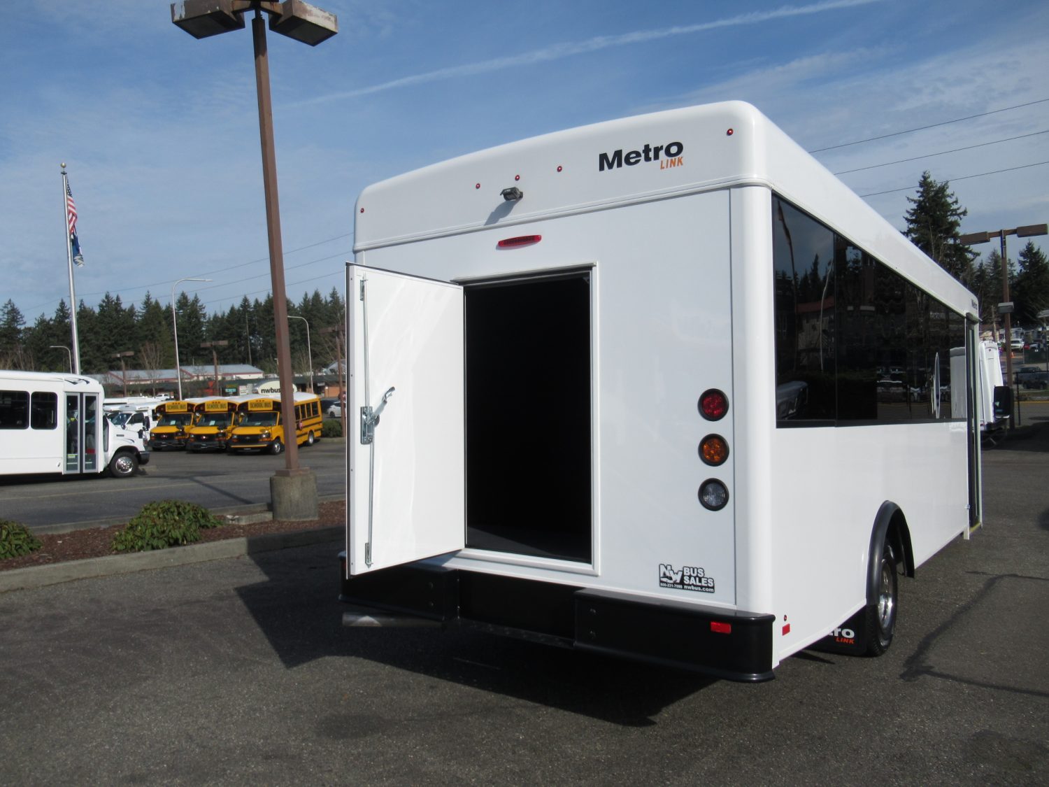 2018 Ford Metro Link 25 Passenger + Rear Luggage - S38175 - Image 8