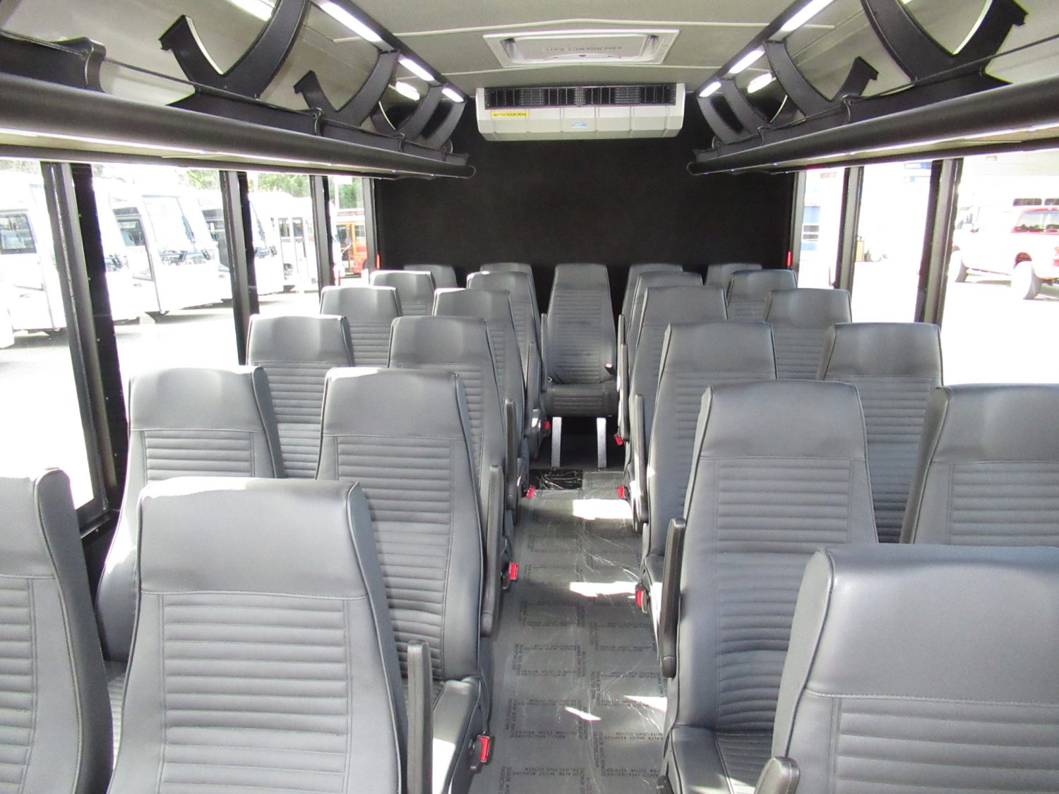 2018 Ford Metro Link 25 Passenger + Rear Luggage - S38175 - Image 4