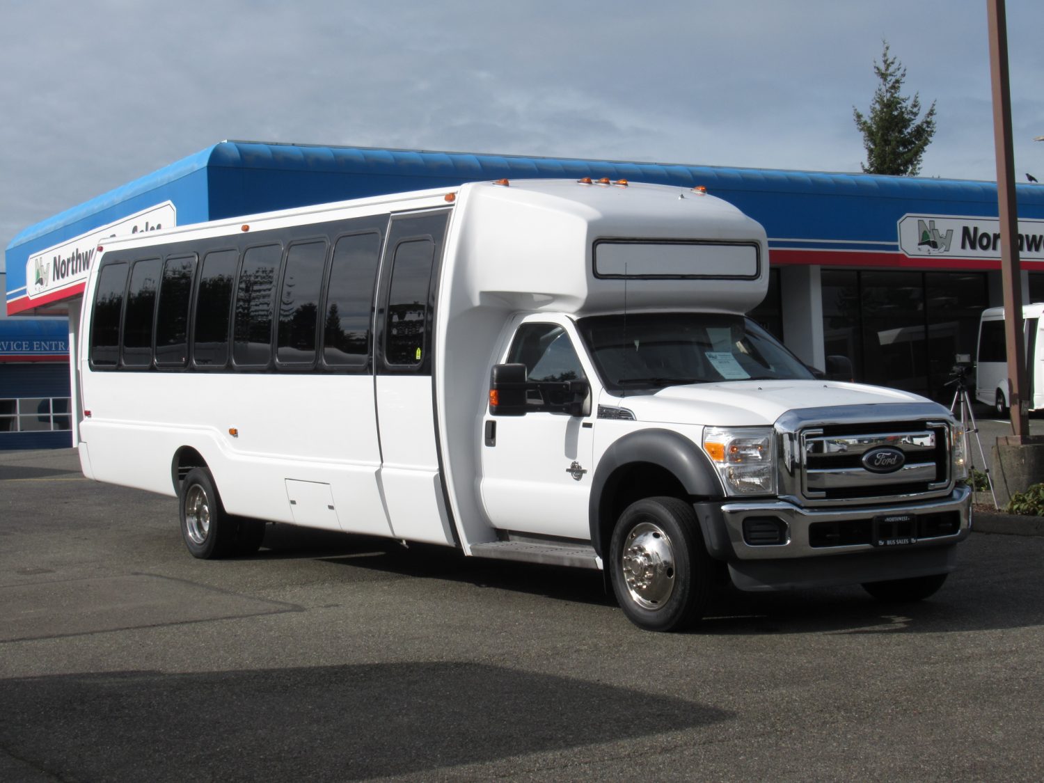 2011 Ford F-550 Krystal 28 Passenger + Rear Luggage - S67575