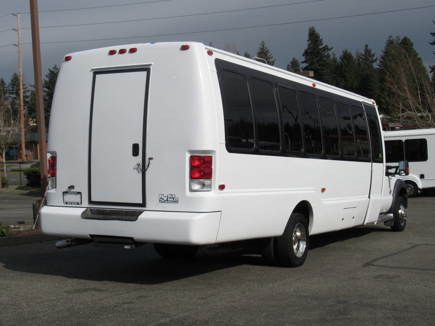 2011 Ford F-550 Krystal 28 Passenger + Rear Luggage - S67575 - Image 3