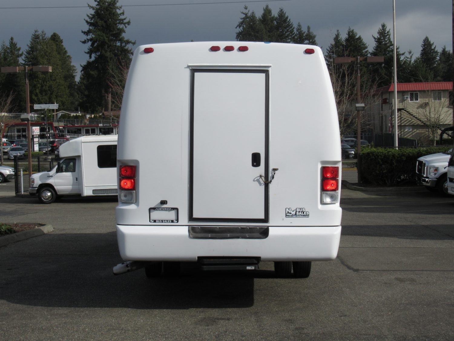 2011 Ford F-550 Krystal 28 Passenger + Rear Luggage - S67575 - Image 11