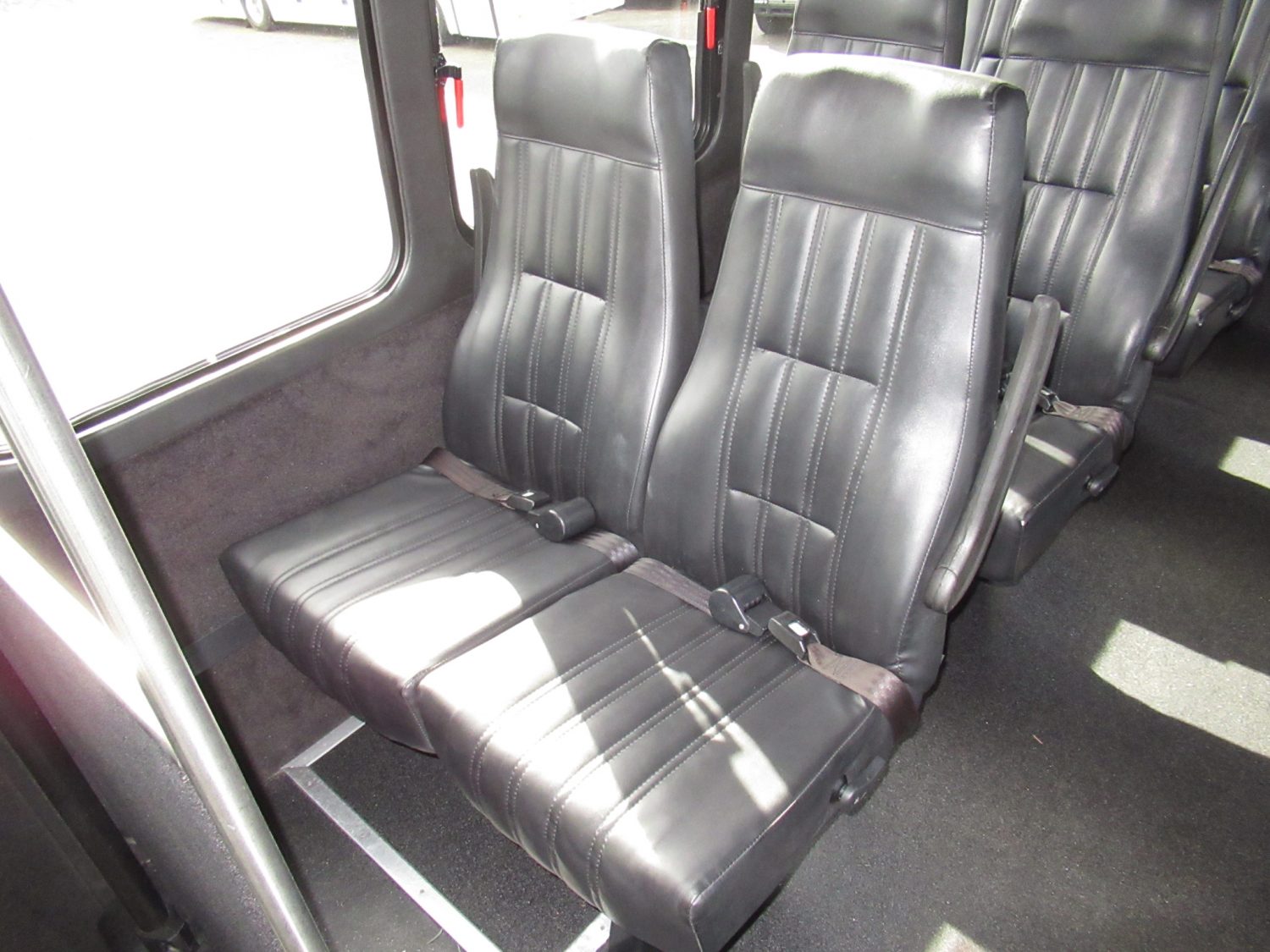 2011 Ford F-550 Krystal 28 Passenger + Rear Luggage - S67575 - Image 8