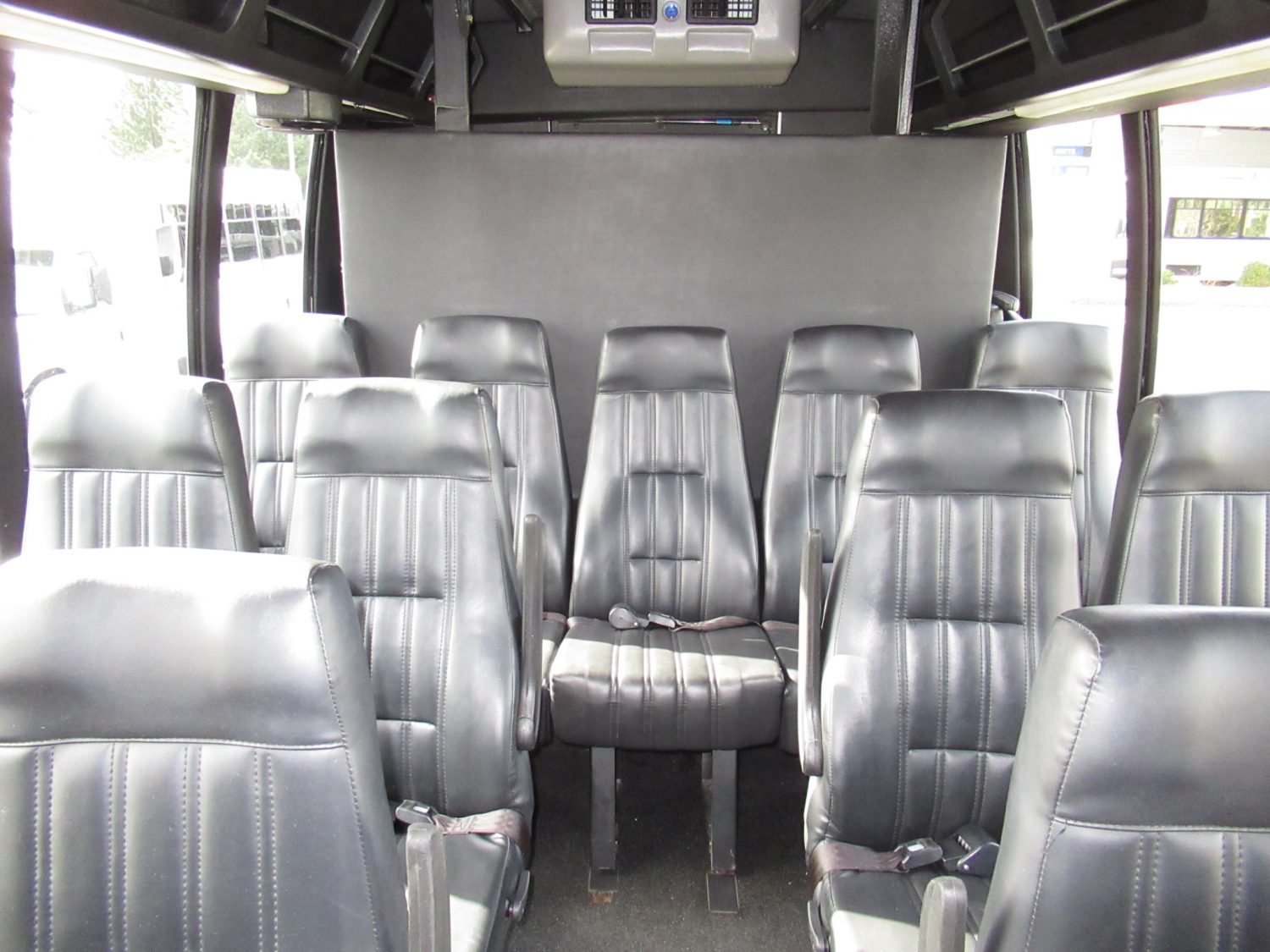 2011 Ford F-550 Krystal 28 Passenger + Rear Luggage - S67575 - Image 7