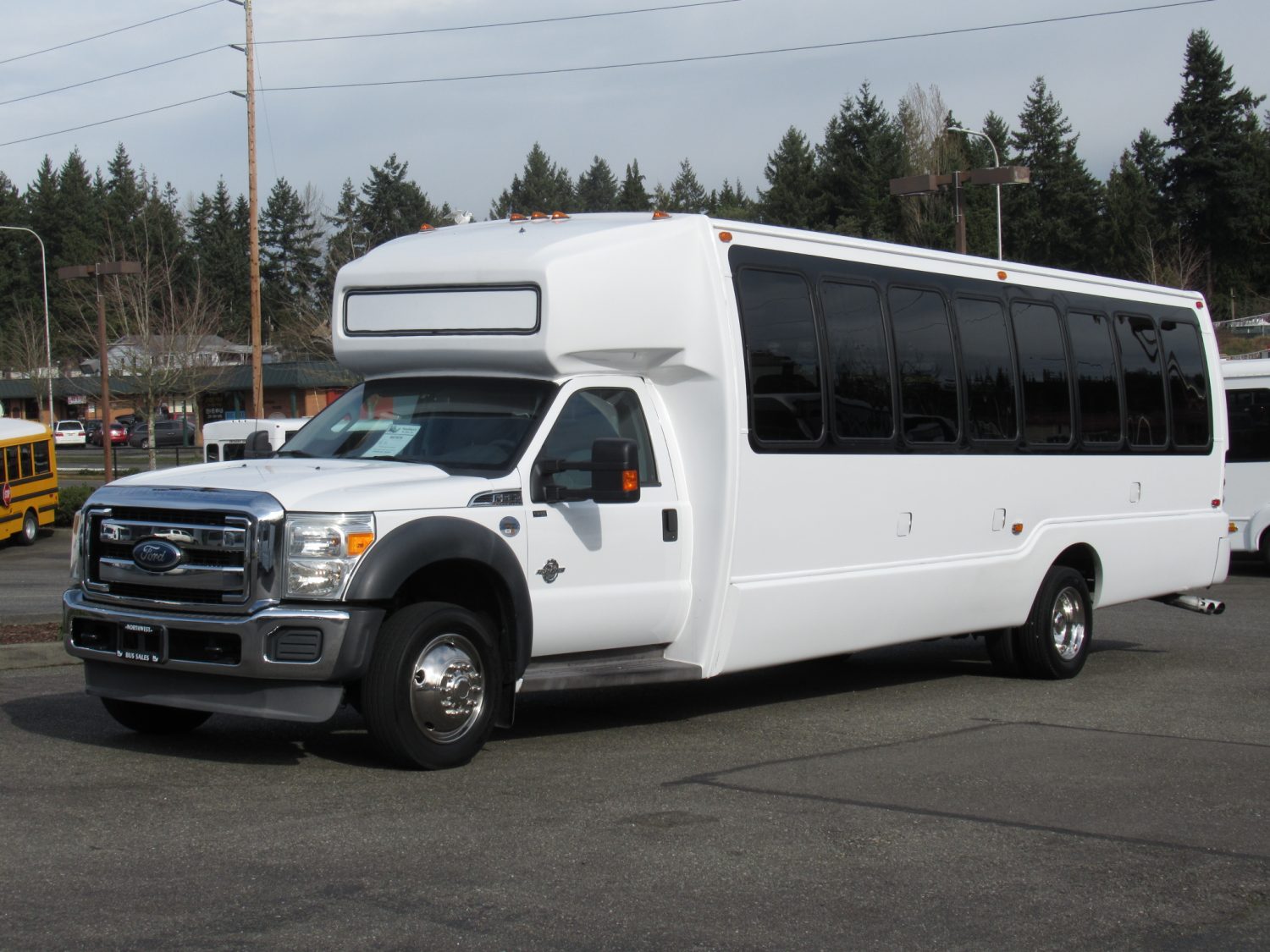 2011 Ford F-550 Krystal 28 Passenger + Rear Luggage - S67575 - Image 2