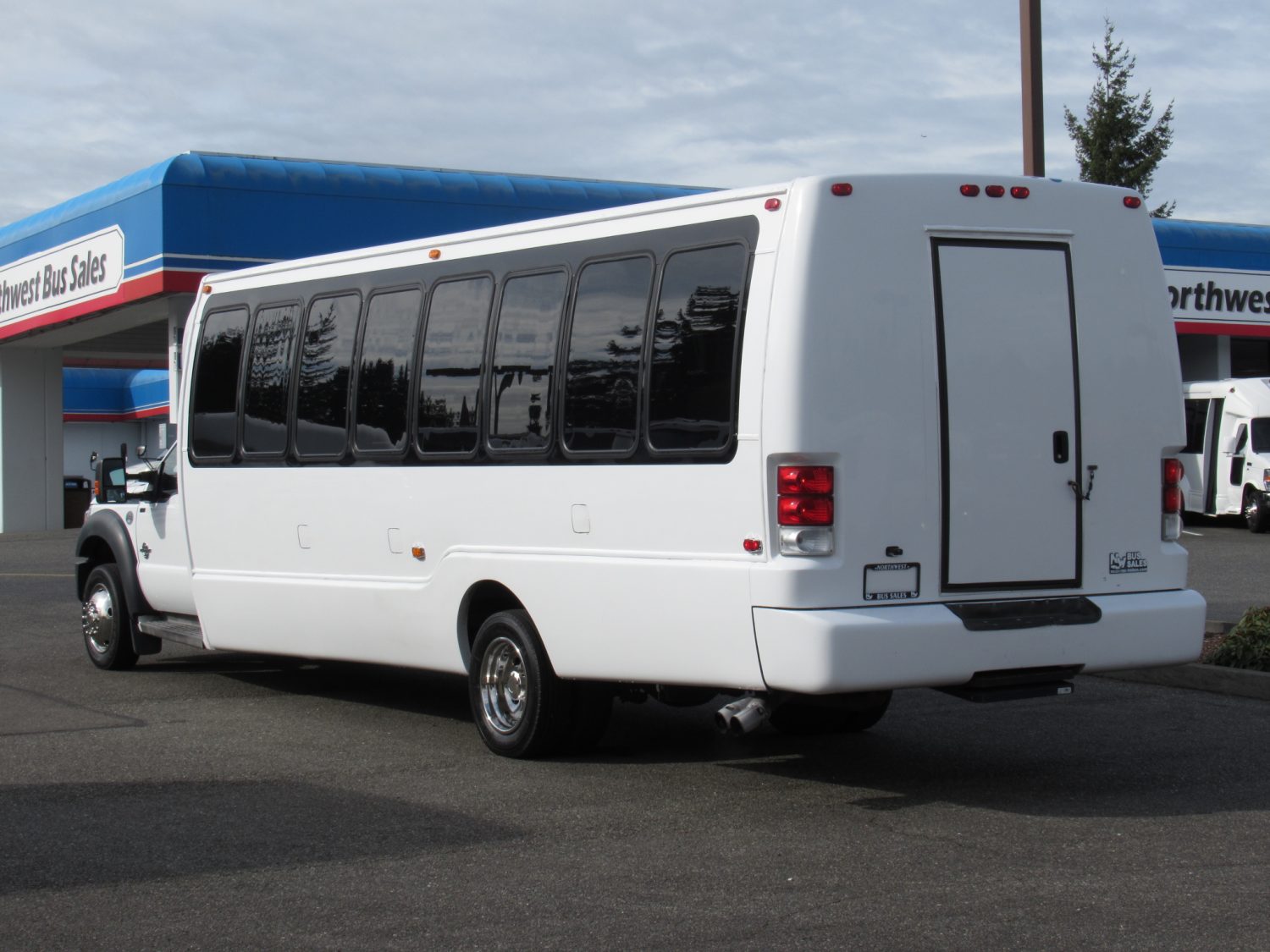 2011 Ford F-550 Krystal 28 Passenger + Rear Luggage - S67575 - Image 4