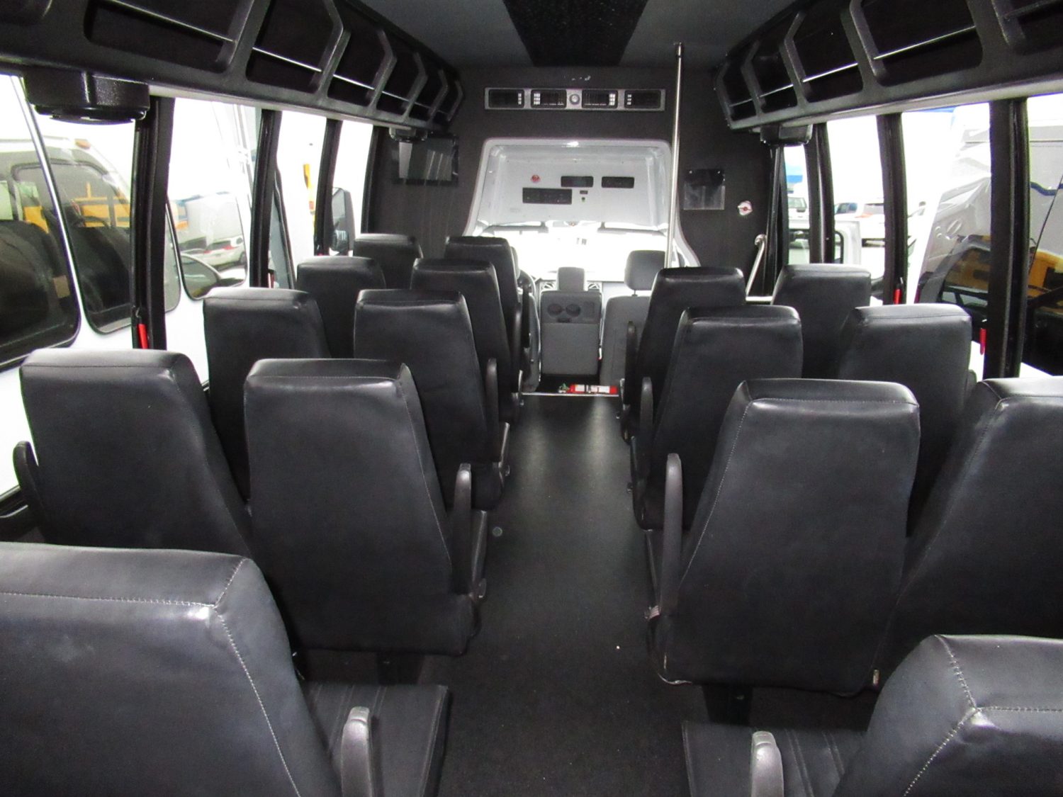 2011 Ford F-550 Krystal 28 Passenger + Rear Luggage - S67575 - Image 9