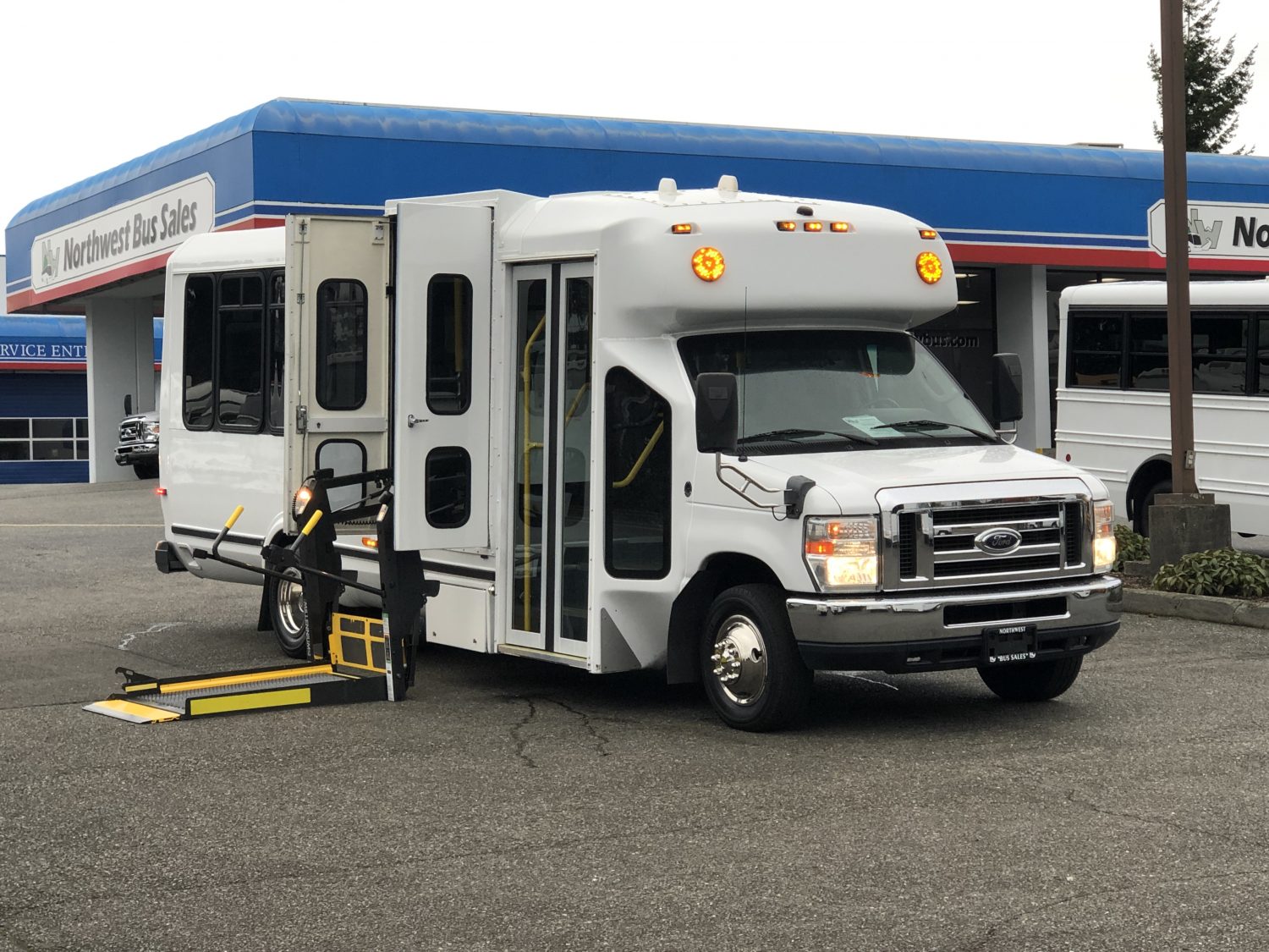 2012 Ford Eldorado Aerotech 13 Passenger ADA Shuttle Bus - S92828