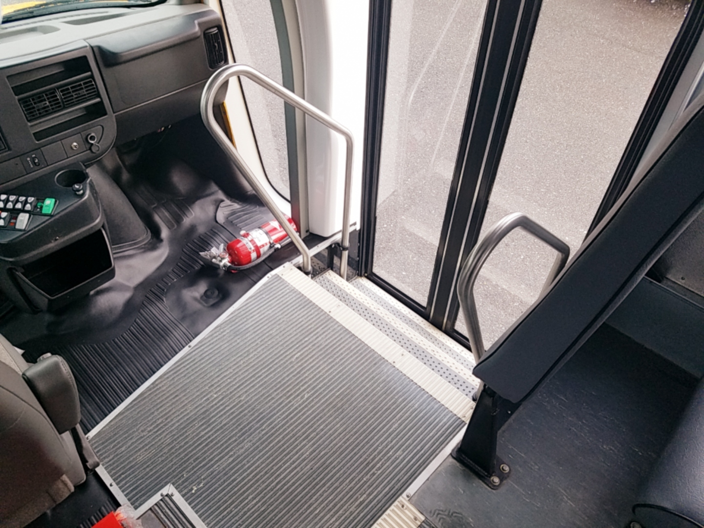 2011 Chevrolet Bluebird 12 Passenger & 1 Wheelchair - B69482 - Image 8