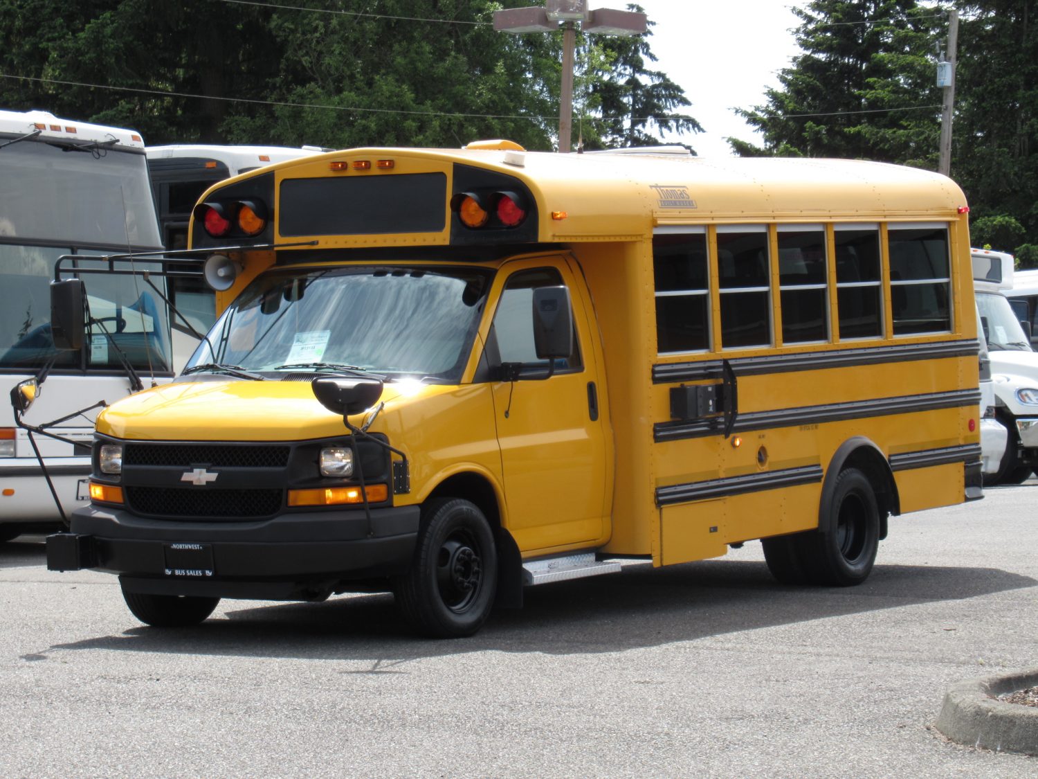 2009 Chevrolet Thomas Minotaur 12 Passenger & 1 Wheelchair - B13155 - Image 2