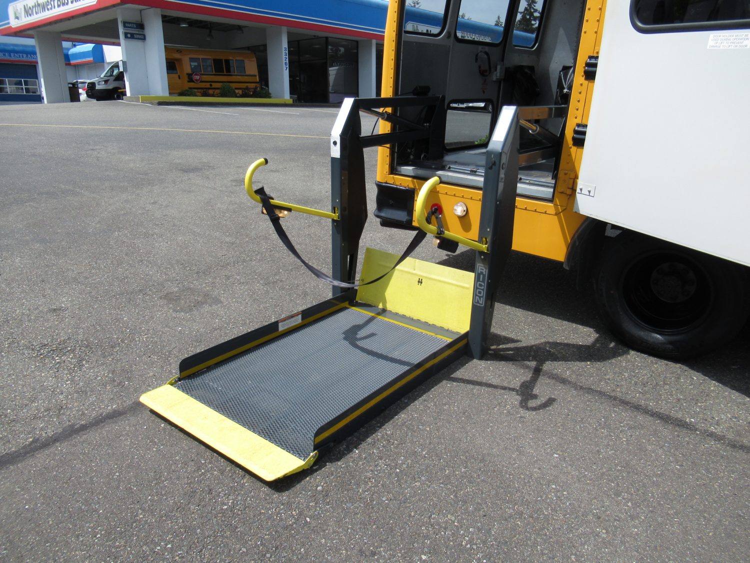 2009 Chevrolet Thomas Minotaur 12 Passenger & 1 Wheelchair - B13155 - Image 9