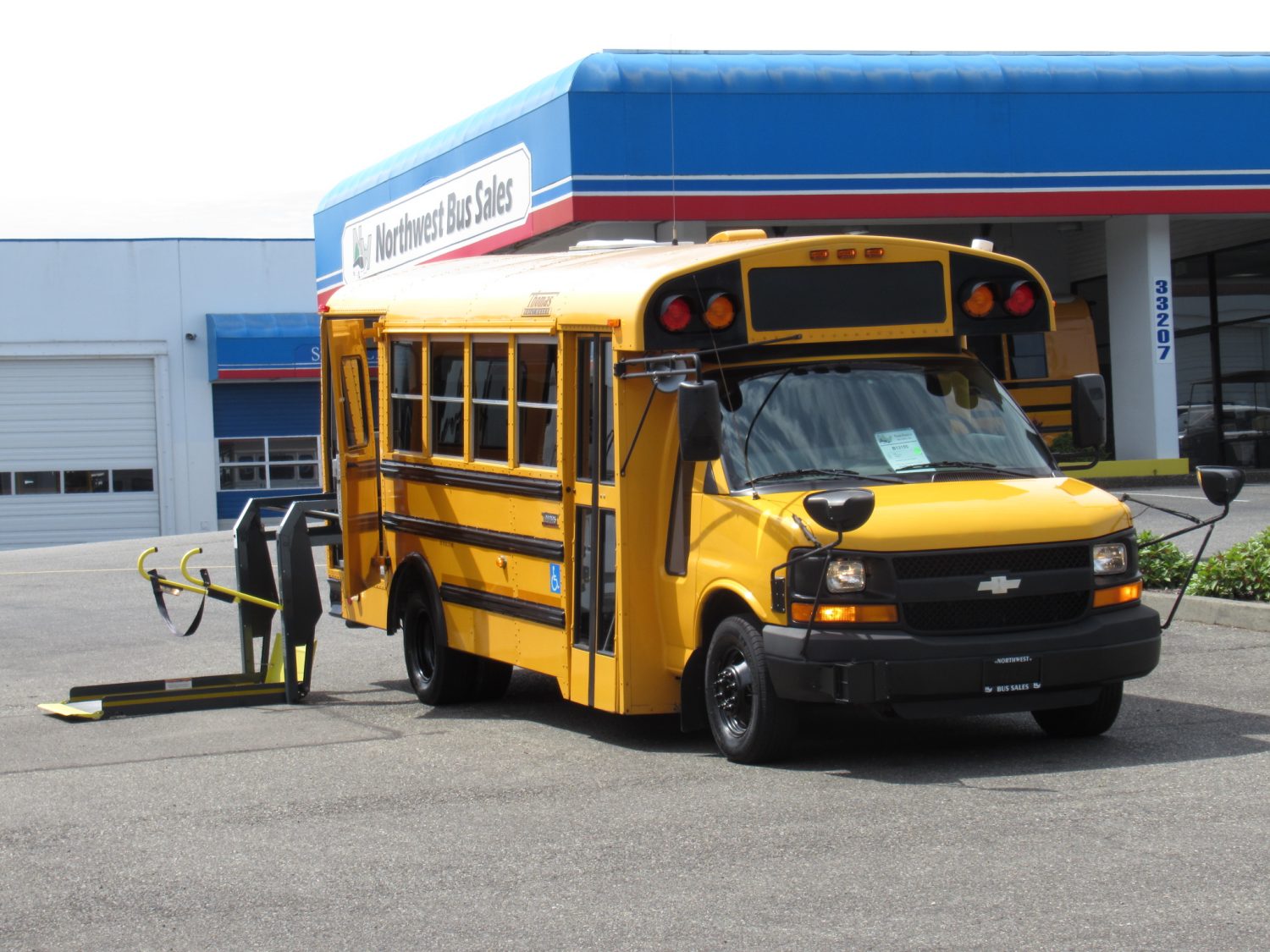 2009 Chevrolet Thomas Minotaur 12 Passenger & 1 Wheelchair - B13155