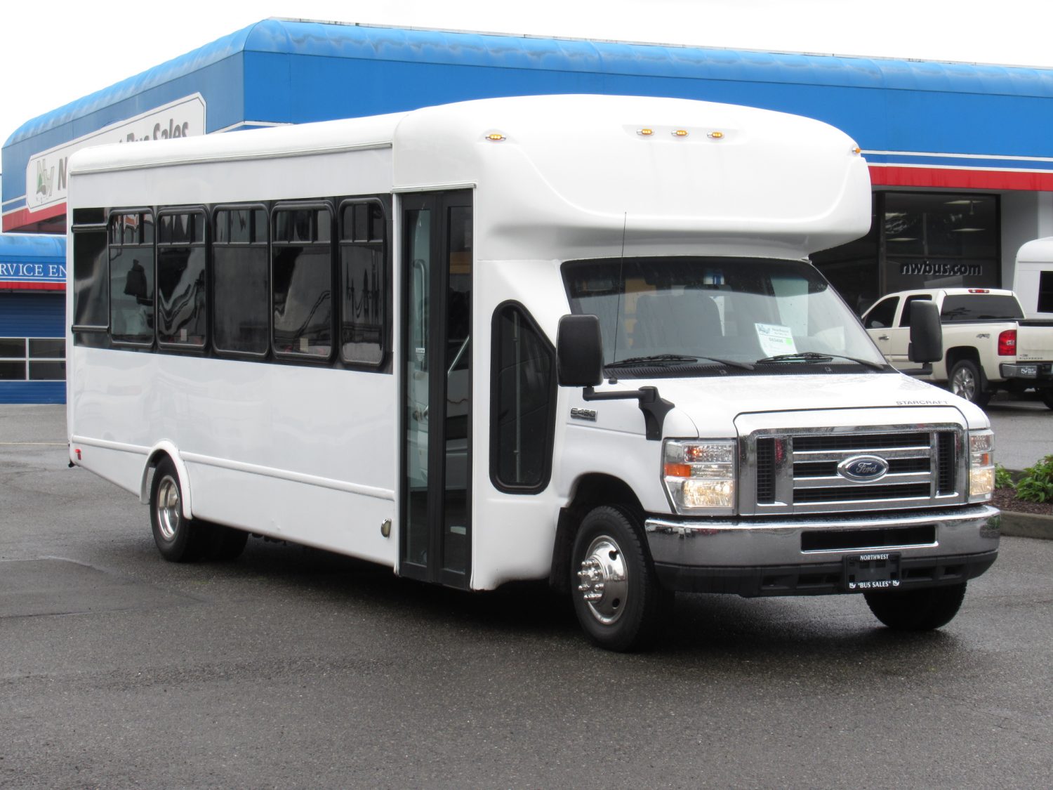 2017 Ford Starcraft MVP 24 Passenger w/ Rear Luggage - S03404