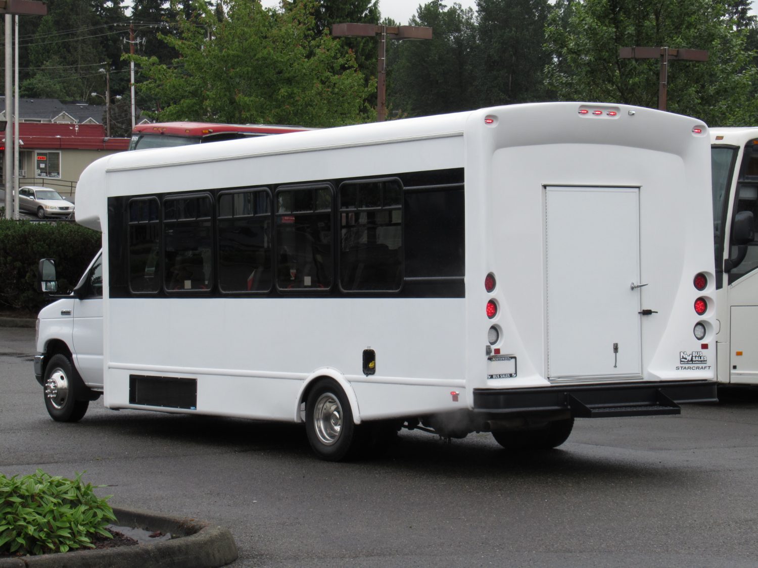 2017 Ford Starcraft MVP 24 Passenger w/ Rear Luggage - S03404 - Image 4