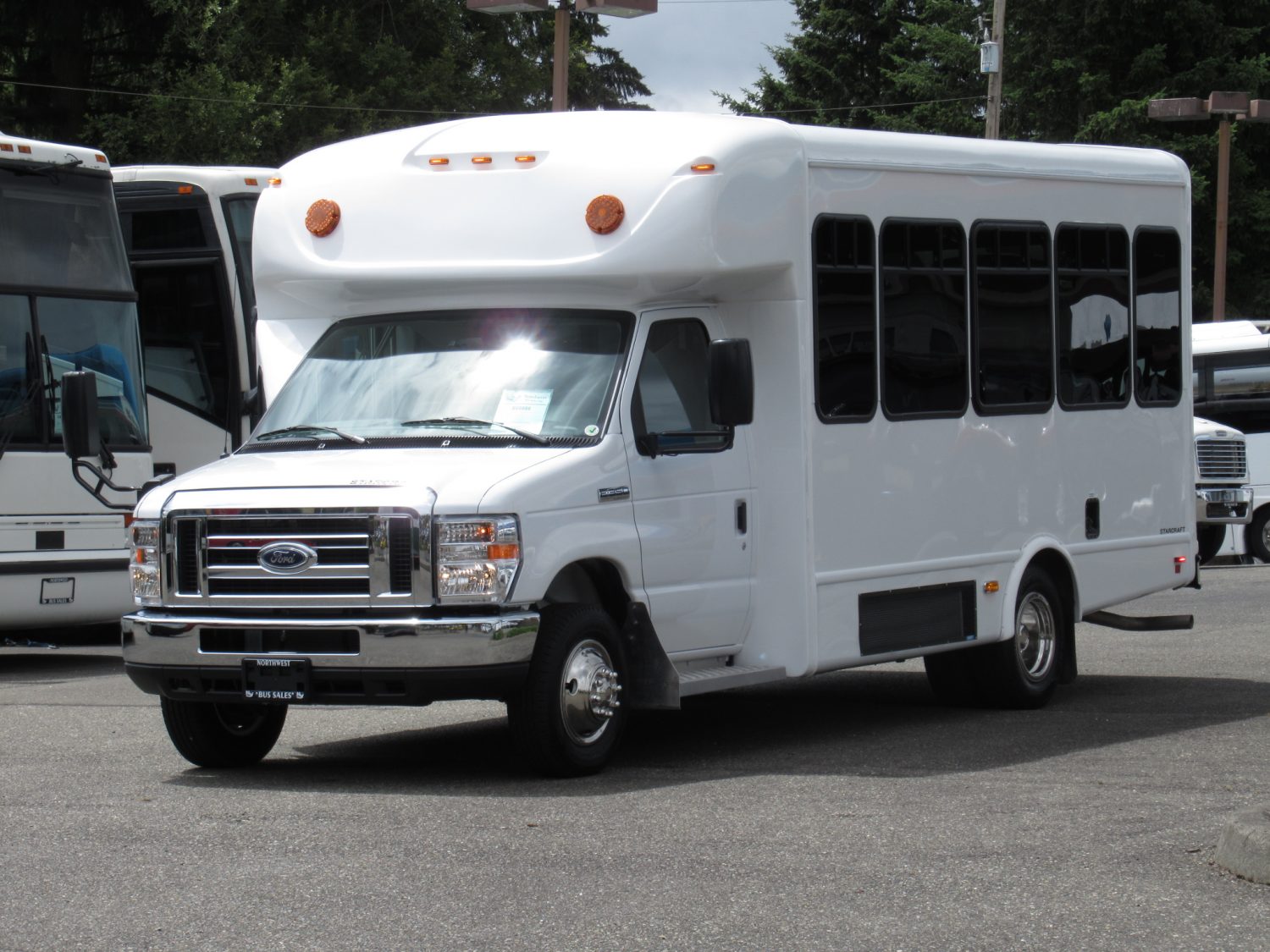 2019 Ford Starcraft Allstar 12 Passenger + 2 Wheelchairs Shuttle Bus - S68886 - Image 2
