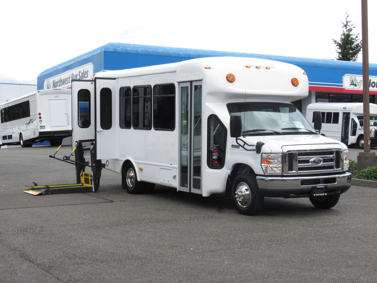 2019 Ford Starcraft Allstar 12 Passenger + 2 Wheelchairs Shuttle Bus - S68886