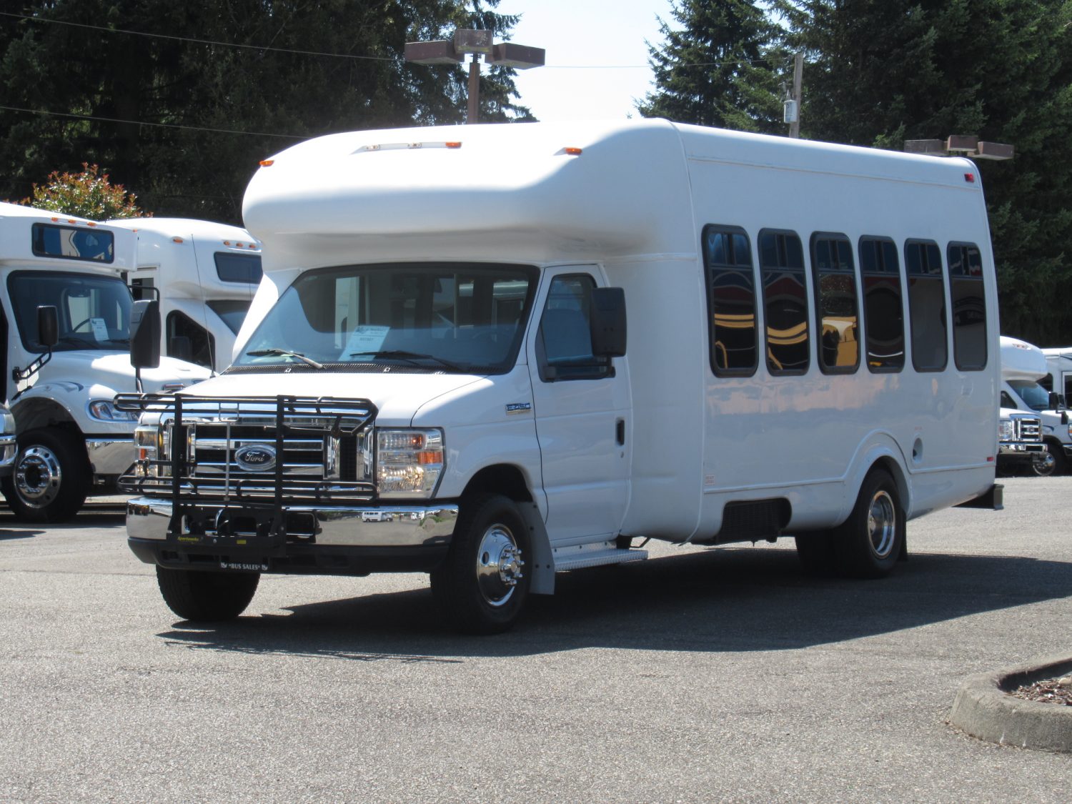 2010 Ford Startrans Senator 16+2 ADA Shuttle Bus - S97587 - Image 2