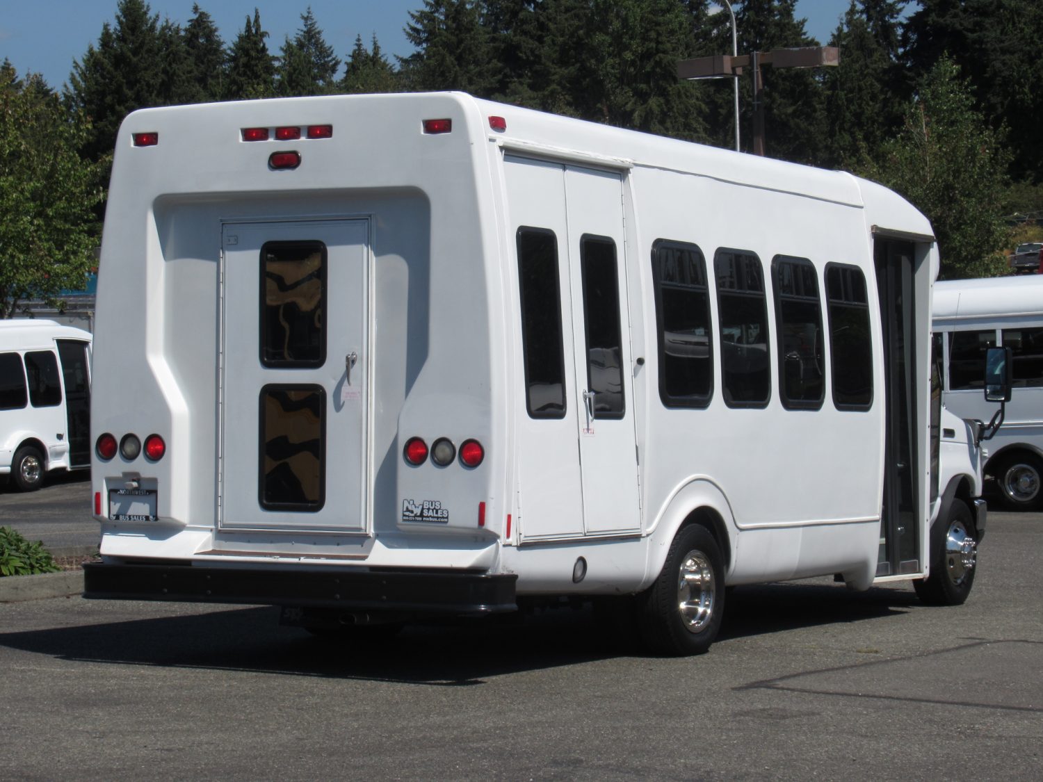 2010 Ford Startrans Senator 16+2 ADA Shuttle Bus - S97587 - Image 3