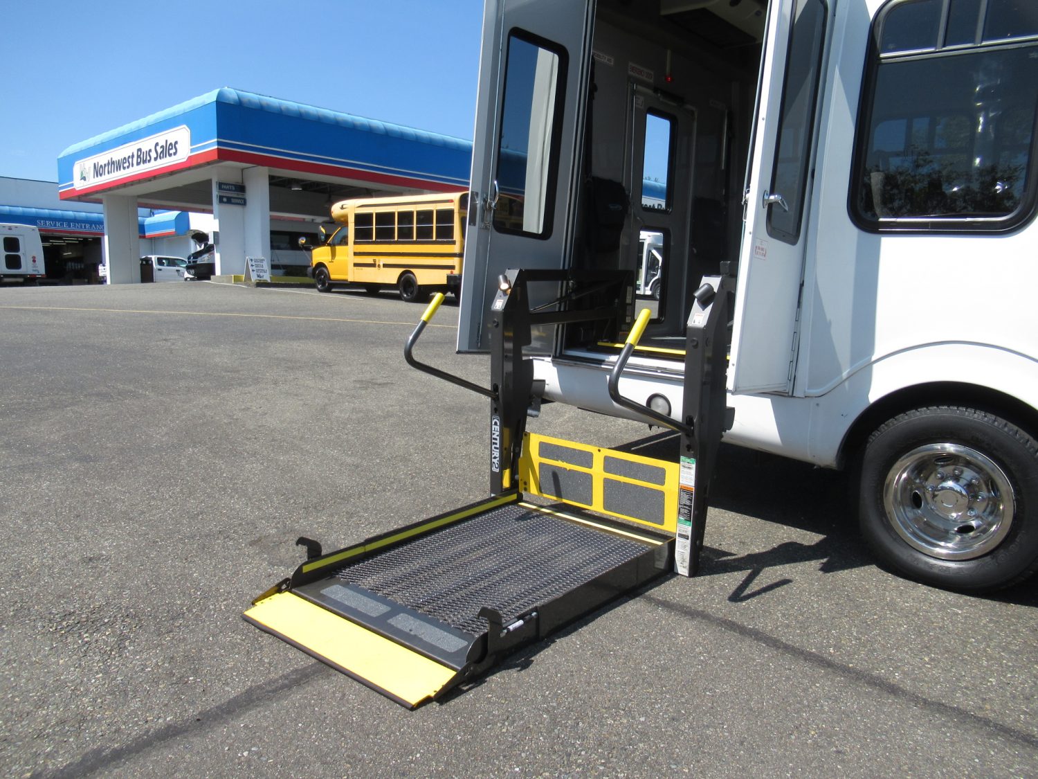 2010 Ford Startrans Senator 16+2 ADA Shuttle Bus - S97587 - Image 10