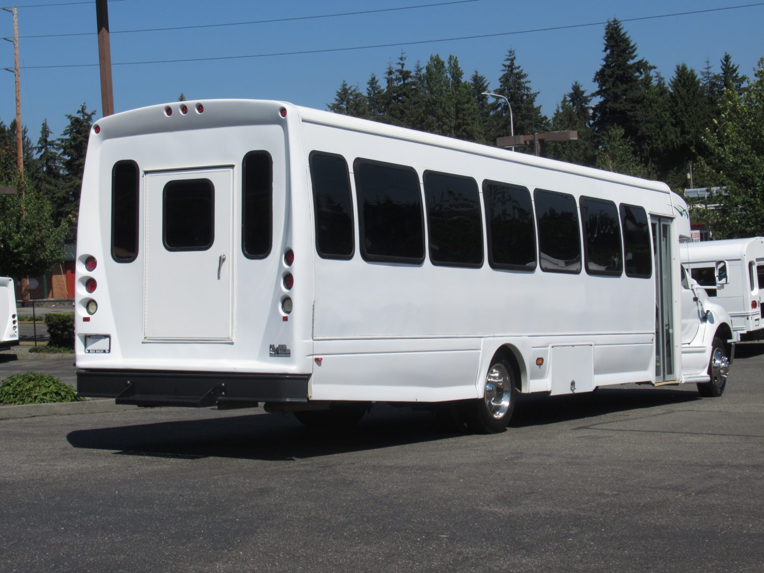 2011 Starcraft XLT 43 Passenger Shuttle Bus S29221 - Image 3