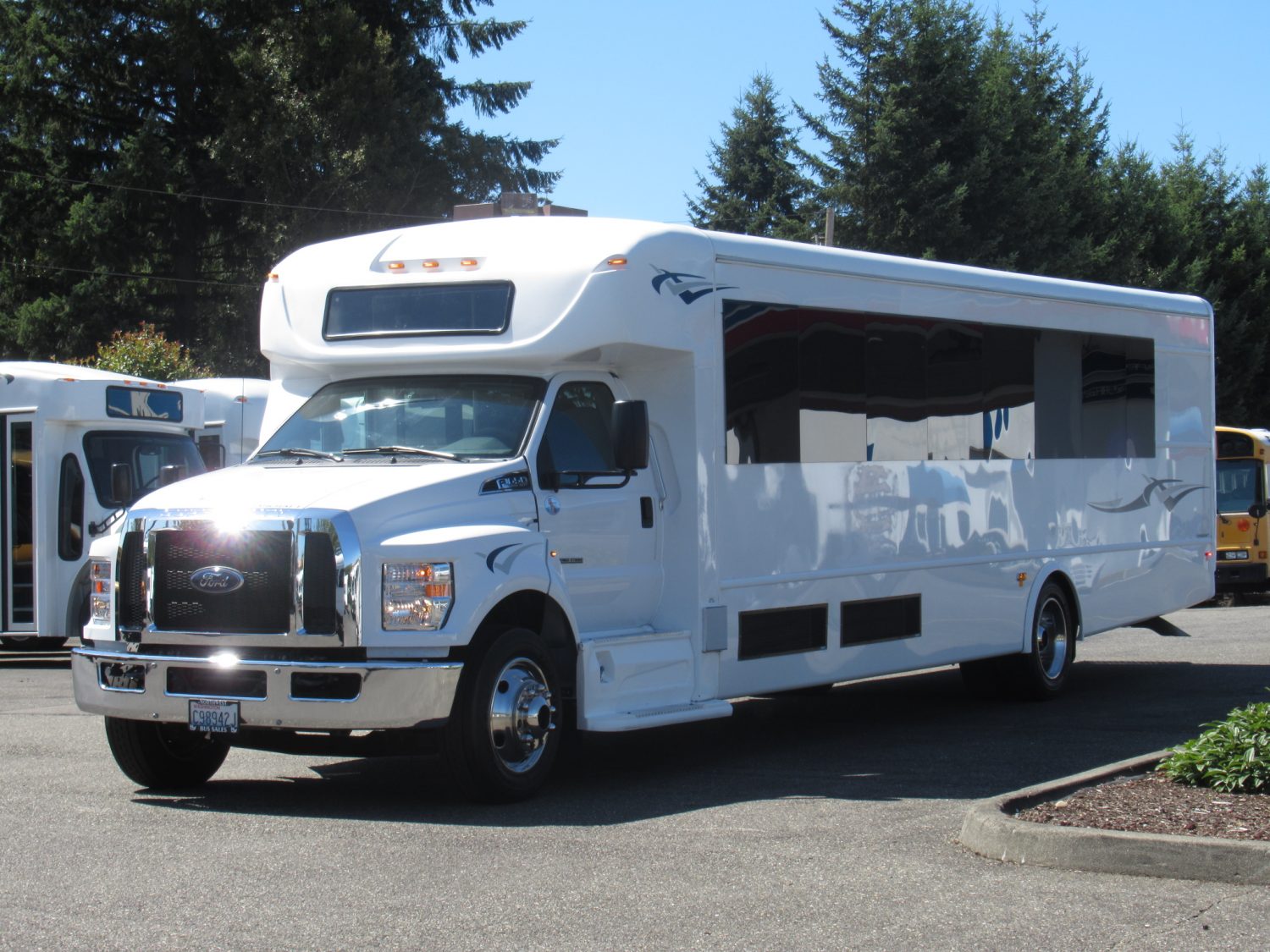 2018 Ford F-650 Starcraft Allstar XL 37 Passenger + Rear Luggage Shuttle Bus - S02289 - Image 2