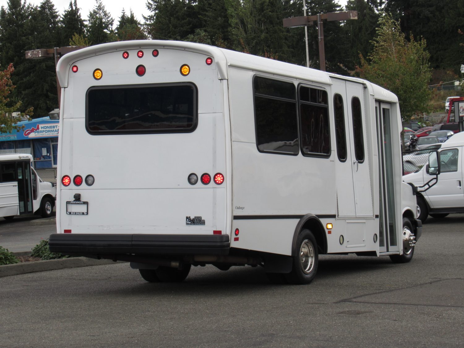 2012 Chevrolet Champion 14 Passenger ADA Shuttle - S34692 - Image 3