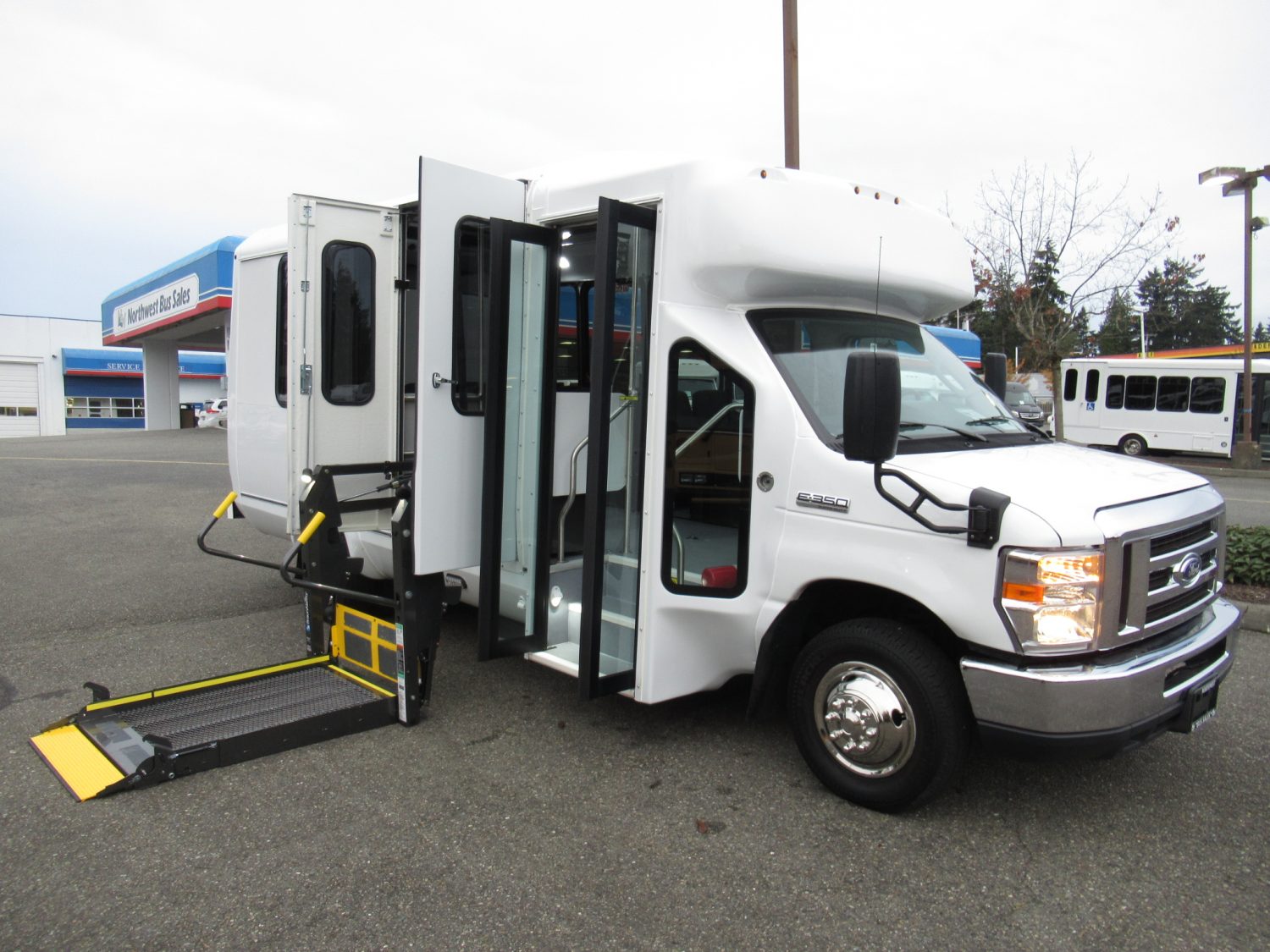 2017 Ford Eldorado Aerotech 14 ADA + Rear Luggage Shuttle Bus - S60864