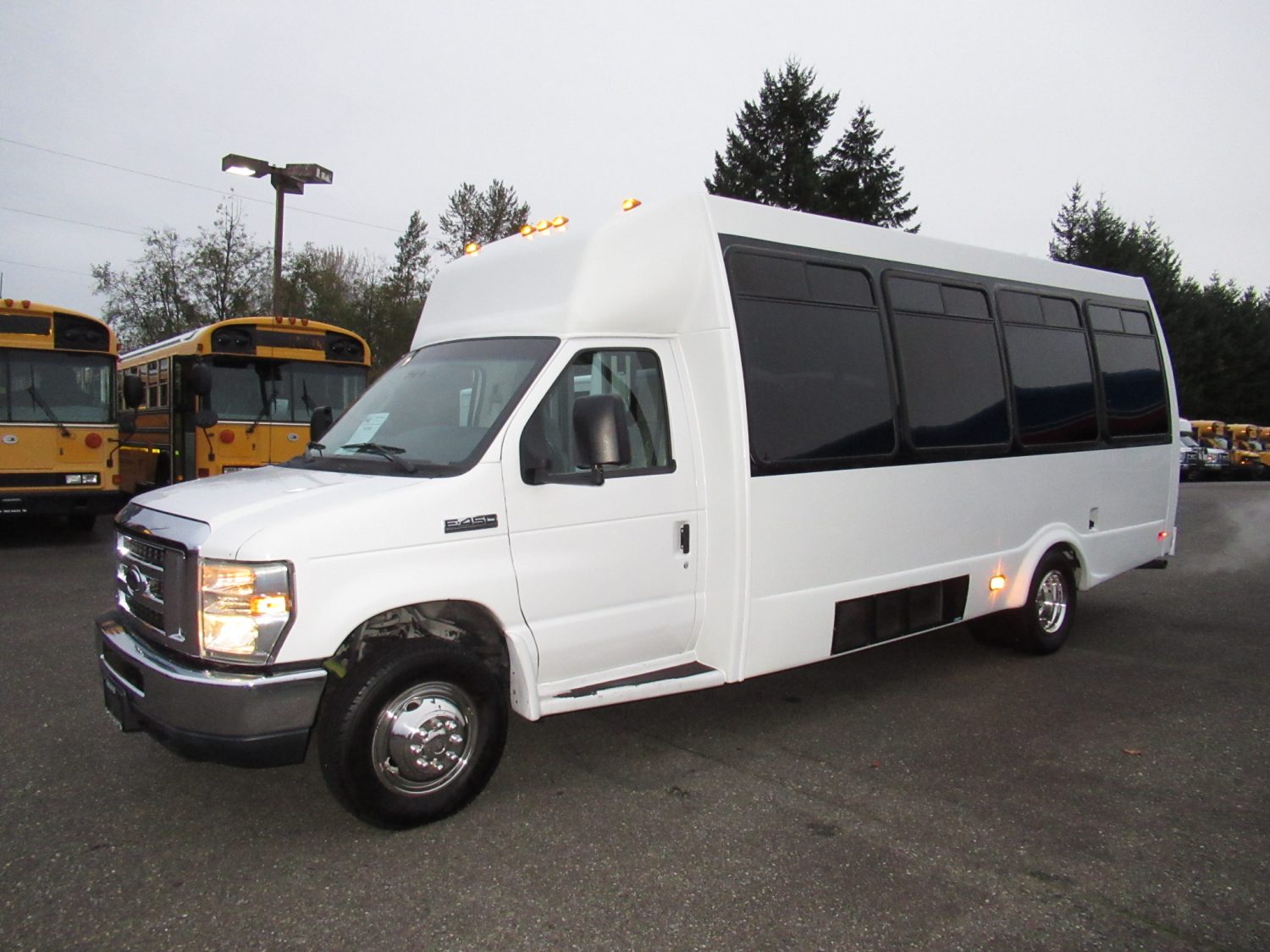 2010 Ford Federal 20 Passenger + Rear Luggage Shuttle Bus - S62898 - Image 2