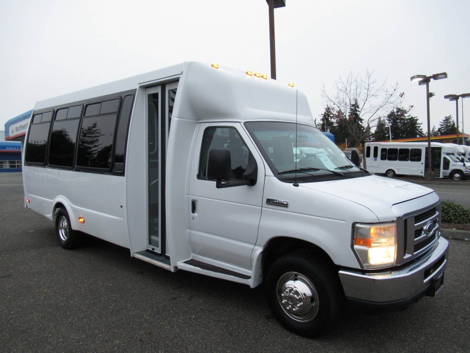 2010 Ford Federal 20 Passenger + Rear Luggage Shuttle Bus - S62898