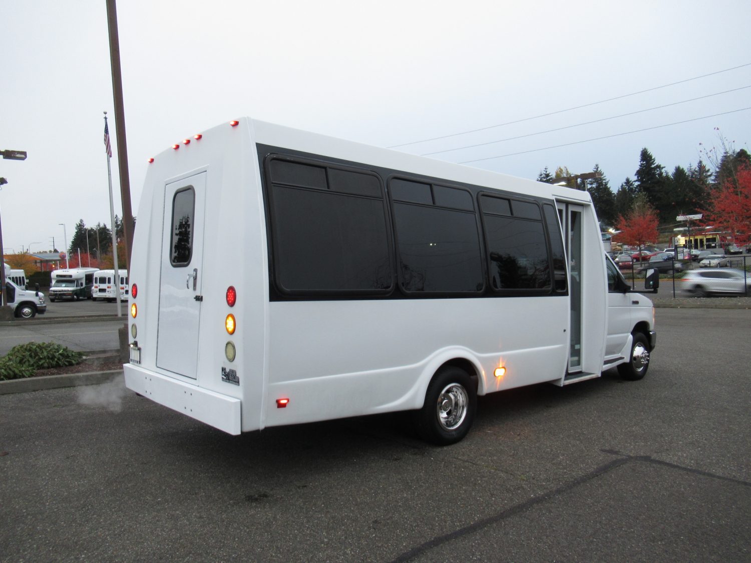 2010 Ford Federal 20 Passenger + Rear Luggage Shuttle Bus - S62898 - Image 3