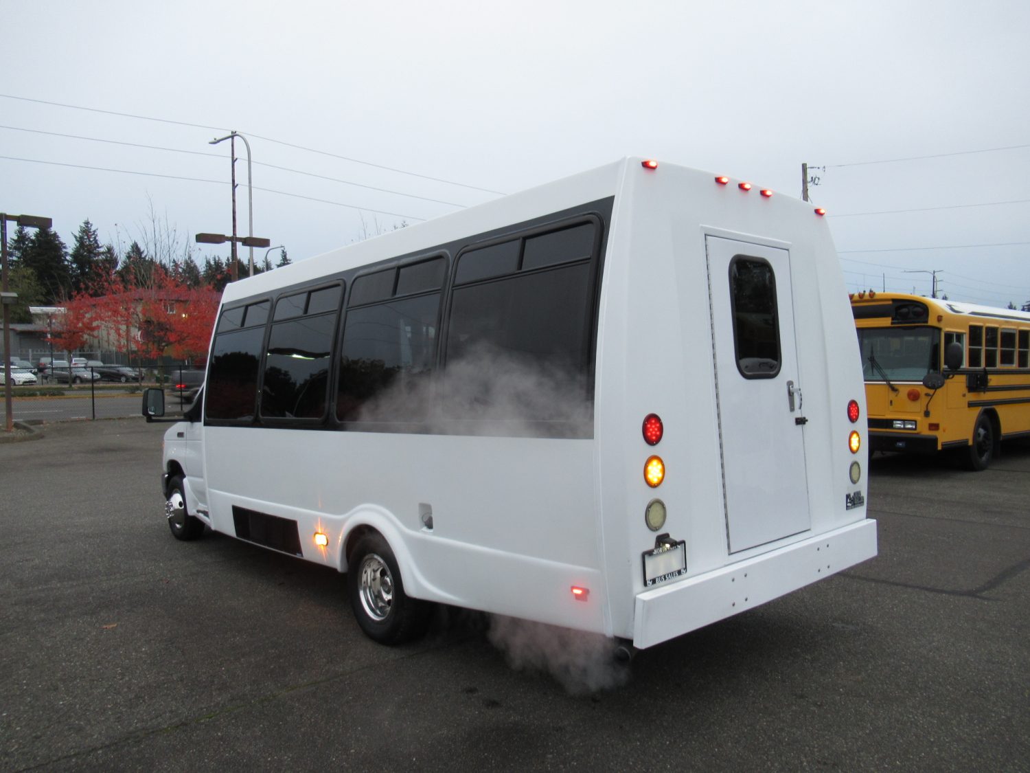 2010 Ford Federal 20 Passenger + Rear Luggage Shuttle Bus - S62898 - Image 4