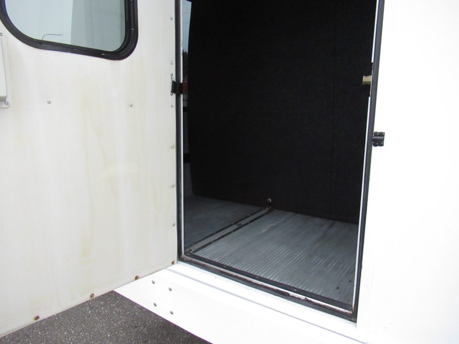 2010 Ford Federal 20 Passenger + Rear Luggage Shuttle Bus - S62898 - Image 9