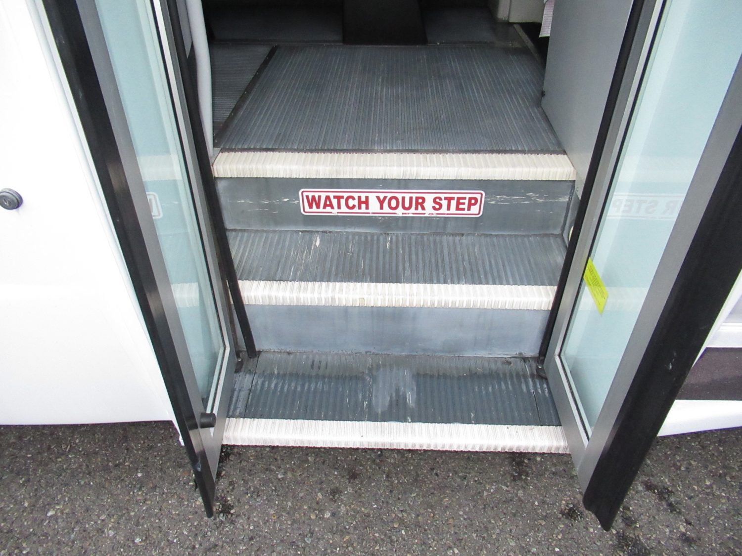 2010 Ford Federal 20 Passenger + Rear Luggage Shuttle Bus - S62898 - Image 10