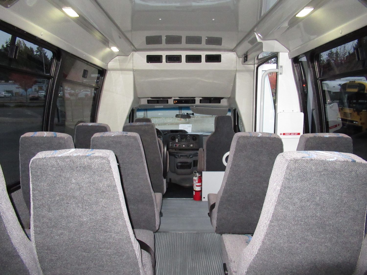 2010 Ford Federal 20 Passenger + Rear Luggage Shuttle Bus - S62898 - Image 8