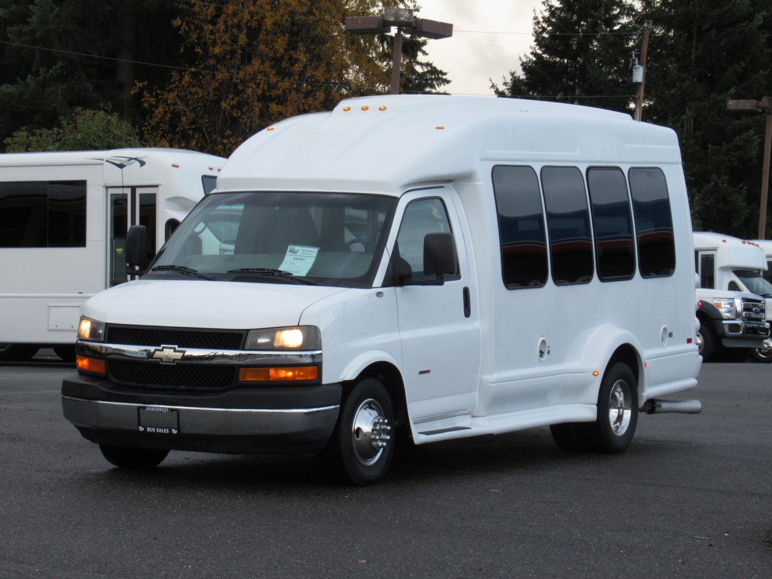 2011 Chevrolet Turtle Top 13 Passenger Shuttle Bus - S52261 - Image 2