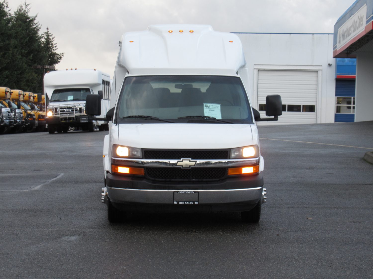 2011 Chevrolet Turtle Top 13 Passenger Shuttle Bus - S52261 - Image 12