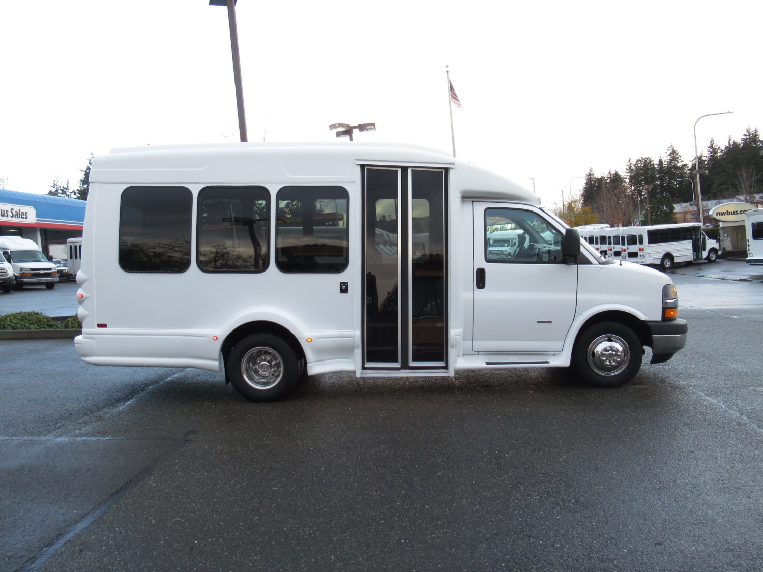 2011 Chevrolet Turtle Top 13 Passenger Shuttle Bus - S52261 - Image 10