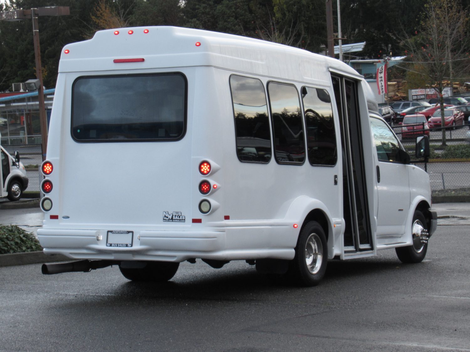2011 Chevrolet Turtle Top 13 Passenger Shuttle Bus - S52261 - Image 3