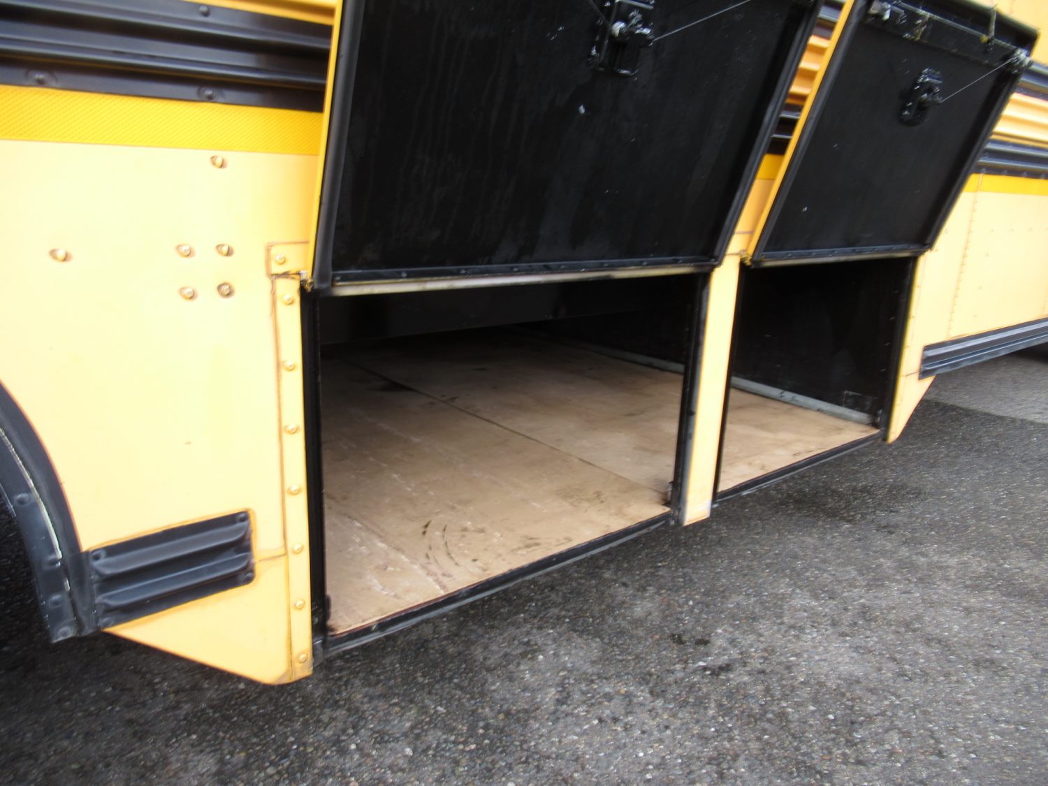 1998 Blue Bird TC-2000 75 Passenger School Bus - B78489 - Image 11