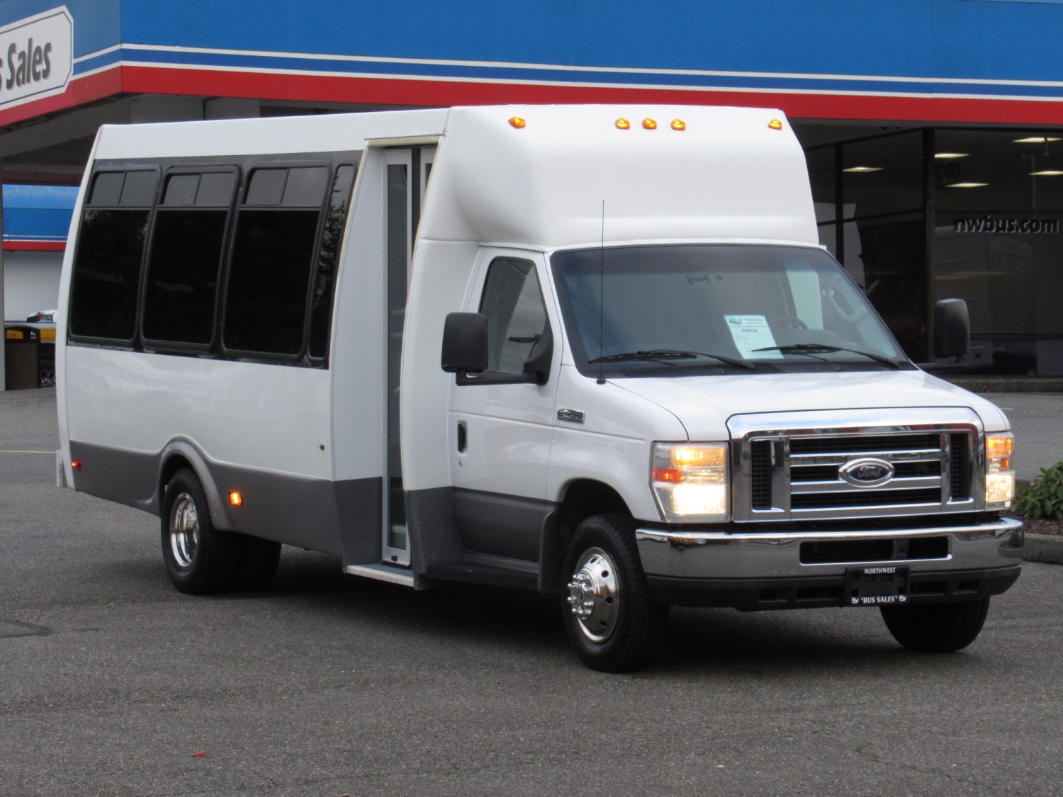2010 Ford Federal 20 Passenger + Rear Luggage Shuttle Bus - S49190