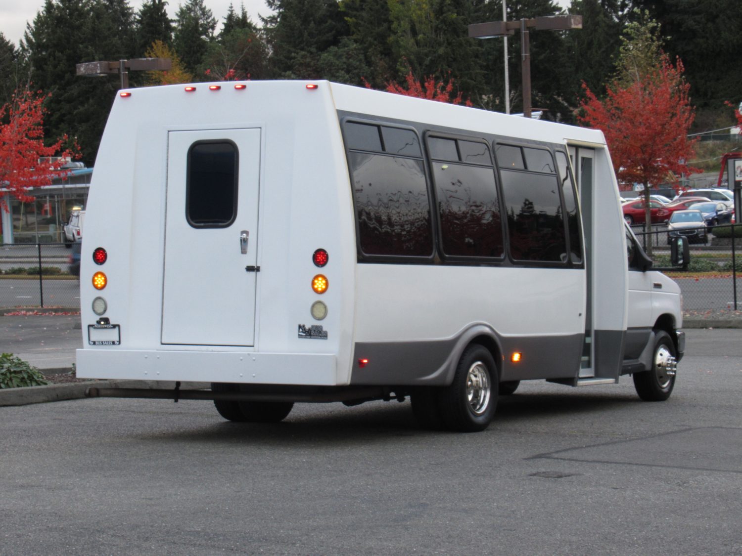 2010 Ford Federal 20 Passenger + Rear Luggage Shuttle Bus - S49190 - Image 3