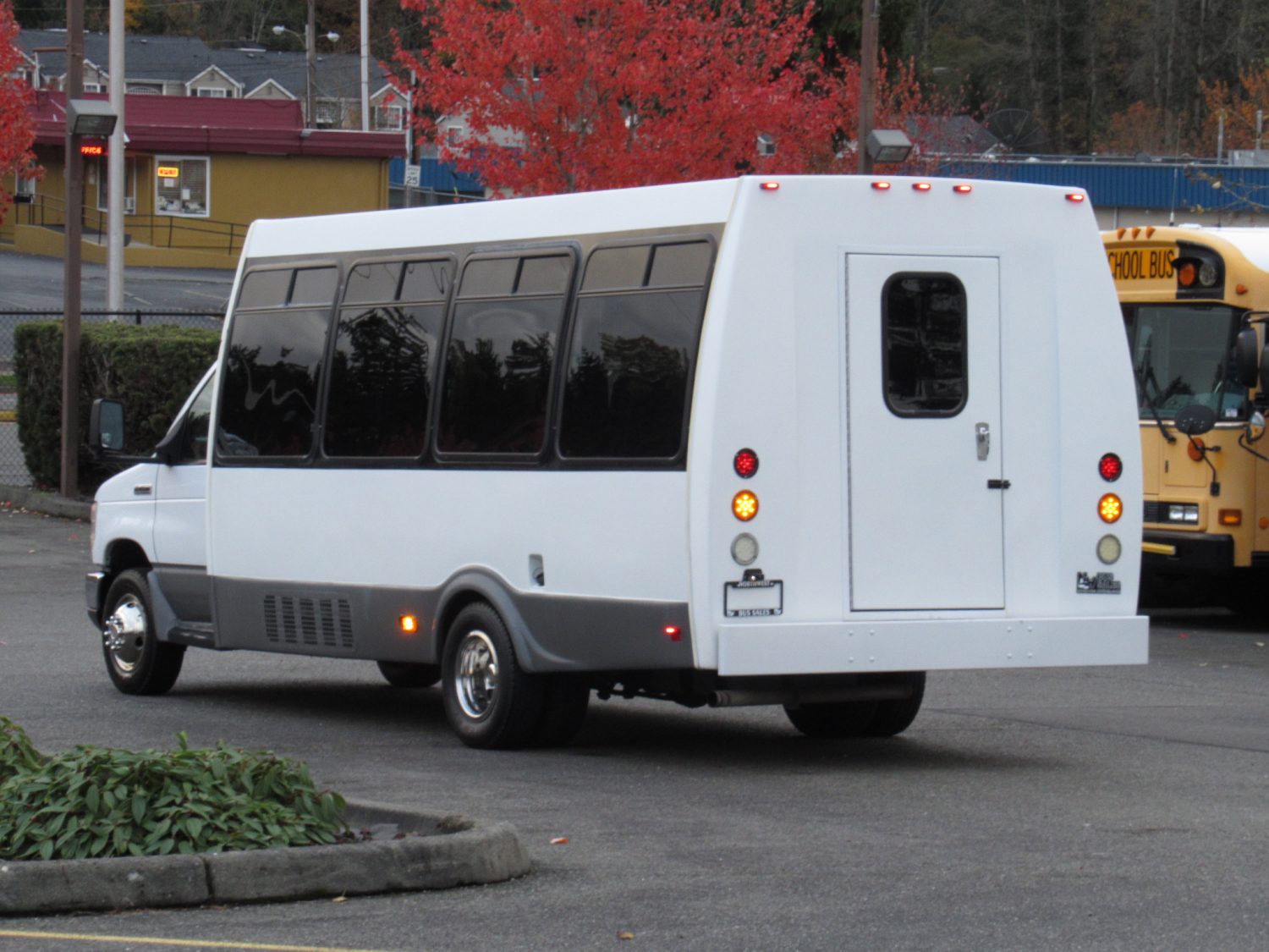 2010 Ford Federal 20 Passenger + Rear Luggage Shuttle Bus - S49190 - Image 4