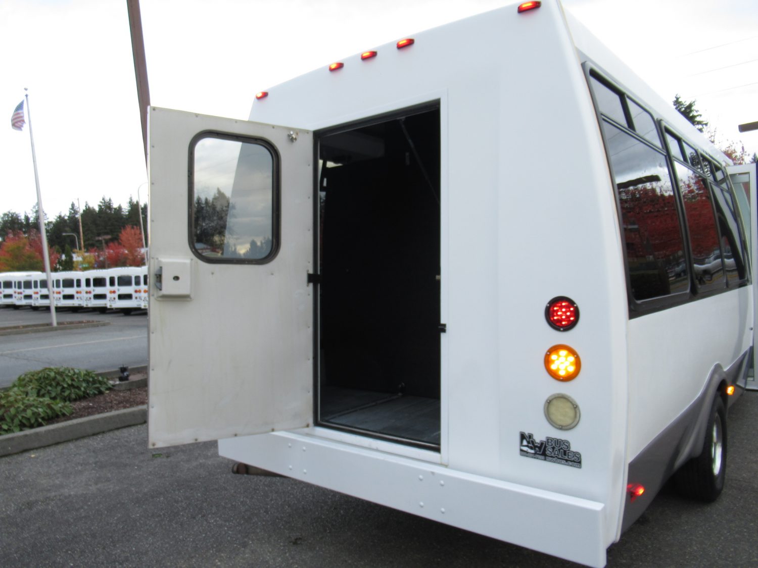 2010 Ford Federal 20 Passenger + Rear Luggage Shuttle Bus - S49190 - Image 10