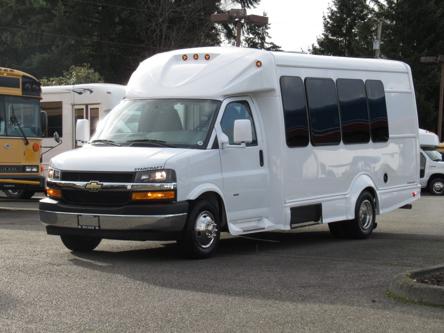 2020 Chevrolet Starquest 14 Passenger + Rear Luggage Shuttle Bus - S13952 - Image 2