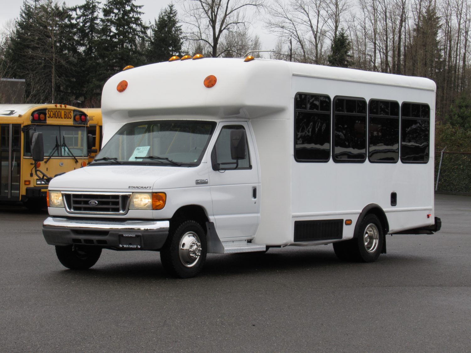 2006 Ford Starcraft Allstar 12 Passenger + 2 Wheelchair Shuttle Bus - S96418 - Image 2